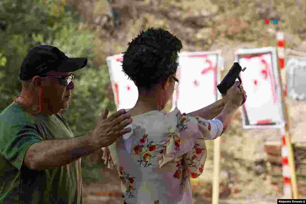 Ahora que Israel está en guerra y los hombres parten al frente, muchas mujeres están comprando pistolas y aprendiendo a usarlas.