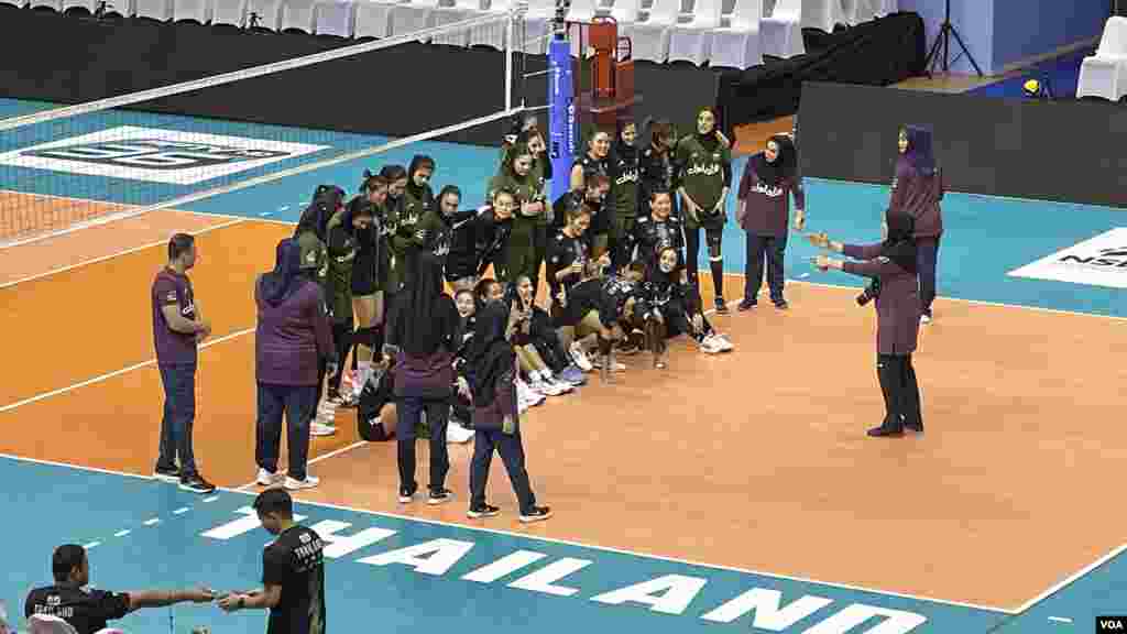 بازیکنان و کادر فنی تیم‌های والیبال زنان ایران و تایلند در پایان دیدار تدارکاتی 