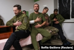Ukrainian service members do exercises during a stress control class, November 17, 2023. (REUTERS/Sofiia Gatilova)