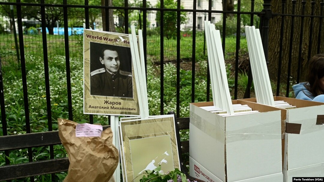 Через протест української громади, який був надісланий до мерії Нью-Йорка, організаторам ходи довелося перероблювати портрети, адже на них не мало бути жодної символіки