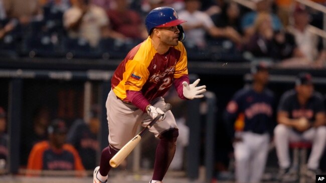 El venezolano José Altuve corre con un elevado durante el segundo inning de un juego de exhibición de béisbol contra los Astros de Houston, el miércoles 8 de marzo de 2023 en West Palm Beach, Florida.