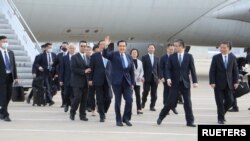 마잉주(가운데) 전 타이완 총통이 27일 중국 상하이 공항에 내린 직후 손을 들어 인사하고 있다.