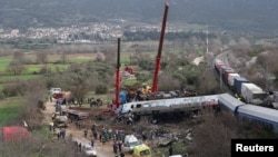 Los rescatistas operan en el lugar de un accidente, donde chocaron dos trenes, cerca de la ciudad de Larissa, Grecia, el 1 de marzo de 2023. REUTERS/Alexandros Avramidis