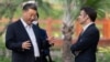 Архівне фото: президент Китаю Сі Цзіньпін і президент Франції Еммануель Макрон розмовляють під час відвідування саду резиденції губернатора Гуандуну в Гуанчжоу, Китай, 7 квітня 2023 року. Jacques WITT/POOL/AFP
