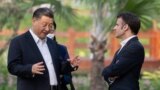 Си Цзиньпин и Эммануэль Макрон беседуют во время посещения сада резиденции губернатора провинции Гуандун в Гуанчжоу, Китай, 7 апреля 2023 года