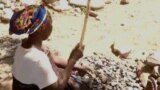 Daya cikin matan da ke aikin fasa dutse a Kamaru