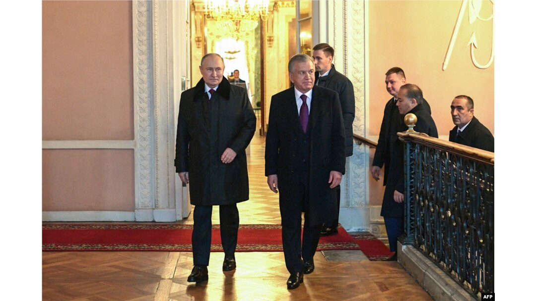 Presiden Rusia Vladimir Putin (kiri) dan Presiden Uzbekistan Shavkat Mirziyoyev (kedua dari kiri) mengunjungi Museum Negara Pavlovsk selama pertemuan para pemimpin CIS di Saint Petersburg pada 26 Desember 2023. (Foto: AFP)