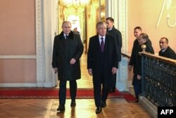 Presiden Rusia Vladimir Putin (kiri) dan Presiden Uzbekistan Shavkat Mirziyoyev (kedua dari kiri) mengunjungi Museum Negara Pavlovsk selama pertemuan para pemimpin CIS di Saint Petersburg pada 26 Desember 2023. (Foto: AFP)
