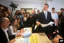 Gradonačelnik Istanbula i lider Republikanske narodne partije (CHP), Ekrem Imamoglu, drži glasački list pre glasanja na biračkom mestu u Istanbulu, Turska, 31. marta 2024.