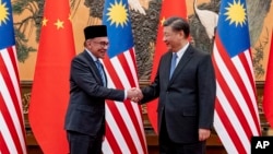 Perdana Menteri Malaysia Anwar Ibrahim berjabat tangan dengan Presiden China Xi Jinping dalam pertemuan di Beijing, Jumat (31/3) lalu (foto: dok). 