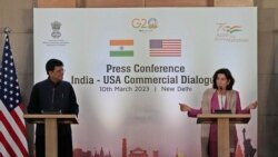 Menteri Perdagangan As Gina Raimondo (kanan) dan Menteri Perdagangan India Piyush Goyal berbicara dalam konferensi pers di New Delhi, India, pada 10 Maret 2023. (Foto: AP/Manish Swarup)