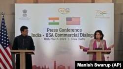 Menteri Perdagangan As Gina Raimondo (kanan) dan Menteri Perdagangan India Piyush Goyal berbicara dalam konferensi pers di New Delhi, India, pada 10 Maret 2023. (Foto: AP/Manish Swarup)