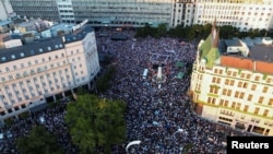 Učesnici protesnog skupa protiv otvaranja rudnika litijuma "Nećeš kopati", u organizaciji Saveza ekoloških organizacija Srbije, na Terazijama, u Beogradu, 10. avgusta 2024. (Foto: Rojters/Đorđe Kojadinović)