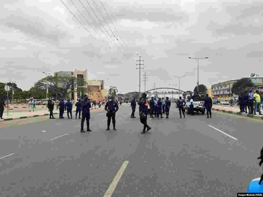 Força policial na manifestação contra aumento do custo de combustível e do custo de vida e da lei das organizações não governamentais, em Angola. 17 de junho 2023