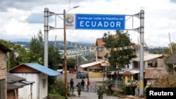 Soldados montan guardia en el lado ecuatoriano de un cruce fronterizo con Colombia, en Tufino, Ecuador, luego de que el gobierno de Ecuador anunciara el cierre de sus fronteras, durante la pandemia, el 15 de marzo de 2020.