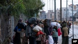 Warga Palestina tiba di kota di wilayah selatan, Rafah, setelah melarikan diri dari kepungan serangan udara dan darat yang dilancarkan oleh Israel di Khan Younis, pada 29 Januari 2024. (Foto: AP/Fatima Shbair)