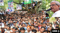 রবিবার (১৭ সেপ্টেম্বর) বগুড়া হাটখোলা মাঠে বিএনপির তিন সহযোগী সংগঠনের যুব রোড মার্চ শুরু আগে অনুষ্ঠিত সমাবেশে বক্তব্য রাখছেন বিএনপি মহাসচিব মির্জা ফখরুল ইসলাম আলমগীর। 