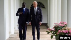 Rais wa Marekani Joe Biden na Rais wa Kenya William Ruto wakielekea kwenye mkutano Oval Office, Alhamis Mei 23, 2024. Picha na Evan Vucci/Pool via REUTERS