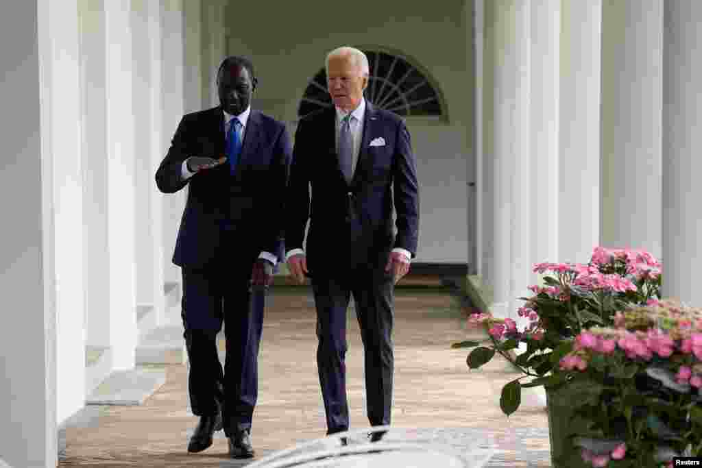 Presidente dos Estados Unidos, Joe Biden, e o Presidente queniano, William Ruto, caminham em Washington