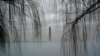 Monumen Washington tampak menjulang di atas kabut yang menyelimuti Sungai Potomac pada hari yang hangat saat musim dingin di Washington, DC. (Reuters)&nbsp;