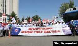 Çalışma ve Sosyal Güvenlik Bakanlığı önünde memur ile memur emeklileri için teklif edilen yetersiz maaş artışları protesto edildi.