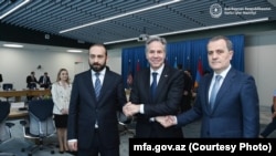 美国国务卿布林肯与亚美尼亚外长米尔佐扬和阿塞拜疆外长巴伊拉莫夫握手。（2023年5月1日）