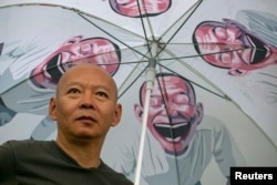 中国艺术家岳敏君在香港为他的“笑可笑非常笑”作品展开幕。（2012年9月24日）