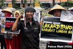 Warga Desa Lakardowo menyatakan desanya darurat limbah B3 (Foto: VOA/Petrus Riski)