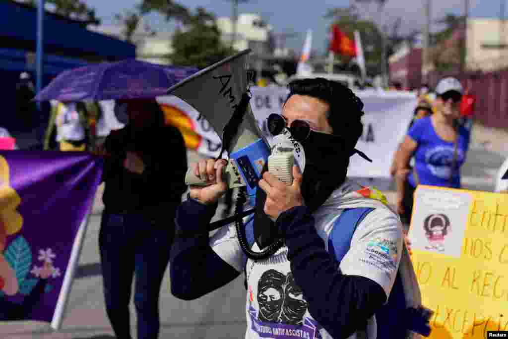 Un hombre participa en la protesta en San Salvador, El Salvador.