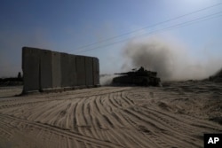 Manuver tank Israel di dekat perbatasan Israel-Gaza di Israel selatan, Jumat, 12 Juli 2024. (AP Photo/Tsafrir Abayov)