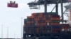 FILE - Sebuah kapal kargo yang berlabuh memuat kontainer pengiriman barang di Port Elizabeth, New Jersey, AS, 12 Juli 2023. (REUTERS/Mike Segar)