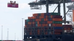 FILE - Sebuah kapal kargo yang berlabuh memuat kontainer pengiriman barang di Port Elizabeth, New Jersey, AS, 12 Juli 2023. (REUTERS/Mike Segar)