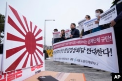 Aksi unjuk rasa menentang kunjungan Presiden Korea Selatan Yoon Suk Yeol ke Jepang, di depan kantor kepresidenan di Seoul, Korea Selatan, Kamis, 16 Maret 2023. (AP/Ahn Young-joon)