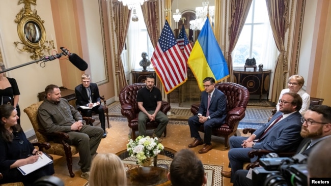 Chủ tịch Hạ viện Hoa Kỳ Mike Johnson, giữa bên phải, gặp Tổng thống Ukraine Volodymyr Zelenskyy, giữa bên trái, bên lề hội nghị thượng đỉnh kỷ niệm 75 năm thành lập NATO, tại Đồi Capitol ở Washington, ngày 10 tháng 7 năm 2024.