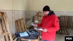 Александр Огиенко на складе, куда поступили генераторы для Украины. Фото Анны Плотниковой.