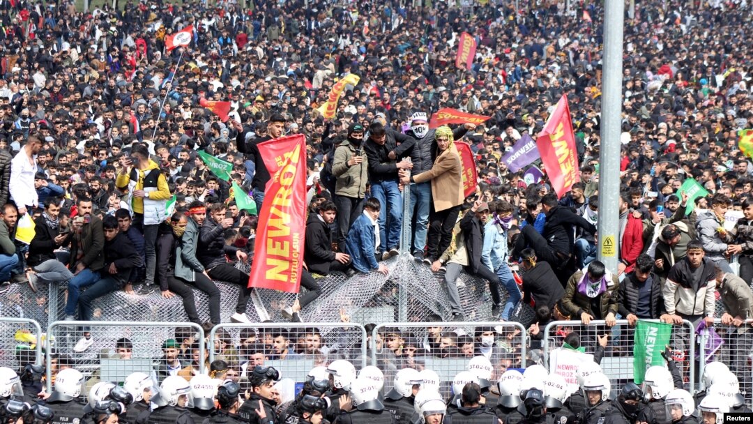 Para pendukung dari partai proKurdi Partai Rakyat Demokratik (HDP) berkumpul di Diyarbakir, Turki, untuk merayakan Nowruz, yang menandai awal musim semi, pada 21 Maret 2022. (Foto: Reuters/Sertac Kayar)