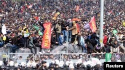 Para pendukung dari partai proKurdi Partai Rakyat Demokratik (HDP) berkumpul di Diyarbakir, Turki, untuk merayakan Nowruz, yang menandai awal musim semi, pada 21 Maret 2022. (Foto: Reuters/Sertac Kayar)