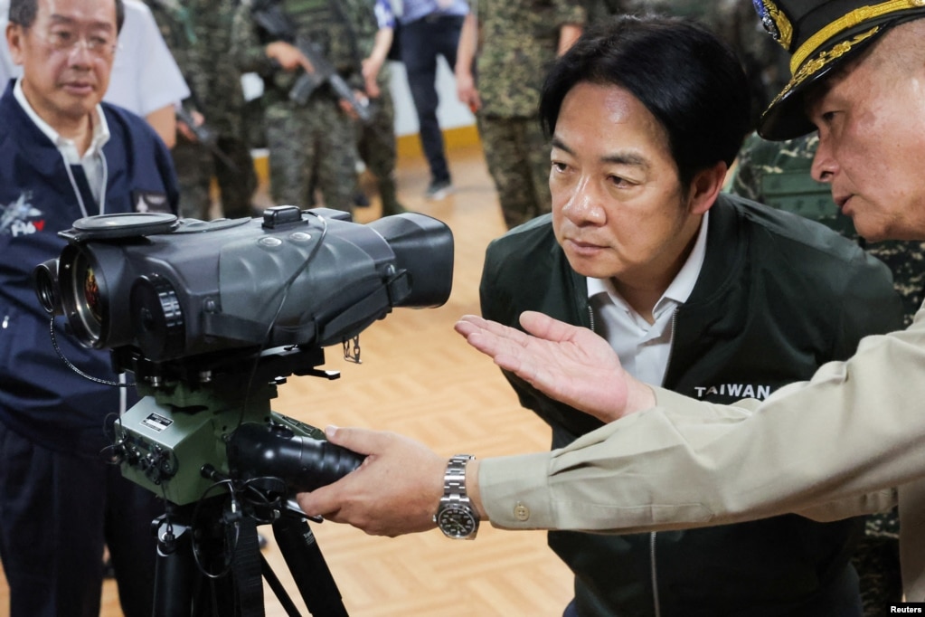 台湾总统赖清德在视察桃园军事基地时查看一架激光测距仪。（2024年5月23日）(photo:VOA)