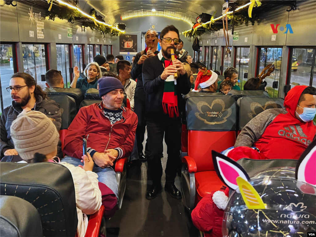 Músicos recorren el tren llevando música navideña.&nbsp;