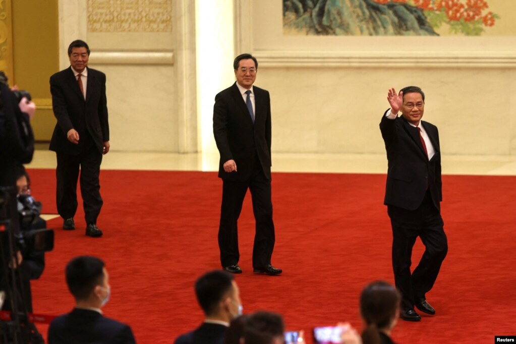 中国总理李强、副总理丁薛祥与何立峰抵达人大会堂出席记者会。（2023年3月13日）(photo:VOA)