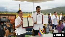 Presidentes de Colombia, Gustavo Petro, y de Venezuela, Nicolás Maduro, durante la firma del acuerdo parcial de naturaleza comercial. [Foto: Presidencia de Colombia]