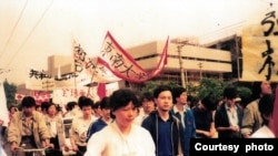 资料照：1989年6月1日，南京高校北上行动中的东南大学队伍。（吴建民提供图片）