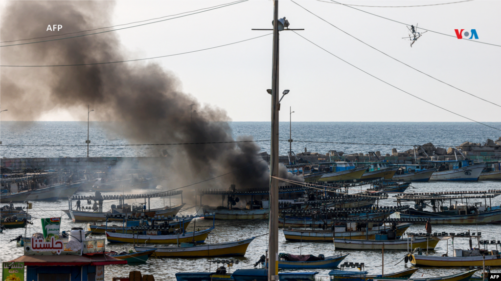 Sobre el puerto de la Franja de Gaza se eleva una columna de humo, después de un ataque aéreo israelí, el 8 de octubre de 2023.&nbsp;