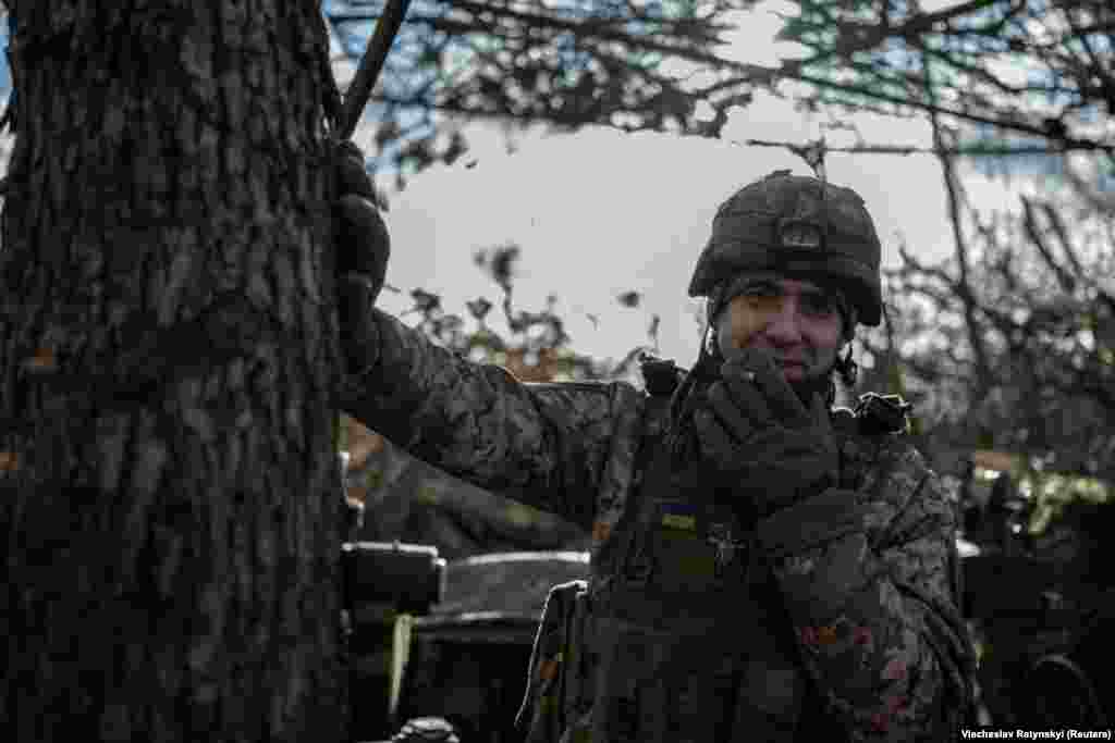 Un soldado ucraniano disfruta de un cigarrillo. Ucrania ha estado defendiéndose de la invasión rusa a gran escala desde el 24 de febrero de 2022.