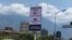 Mensajes que denuncian los efectos de las sanciones impuestas por EEUU contra Venezuela se ven en vallas en la principal autopista de la capital venezolana.