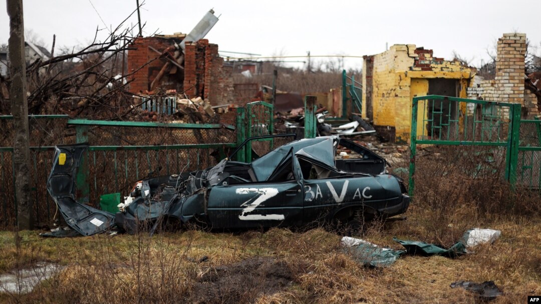 Un vehículo destruido marcado con el signo "Z" que representa la agresión de Rusia contra Ucrania y los edificios demolidos como resultado de los bombardeos se ven en la aldea de Kamenka, en la región de Kharkiv en Ucrania, el 26 de febrero de 2023.