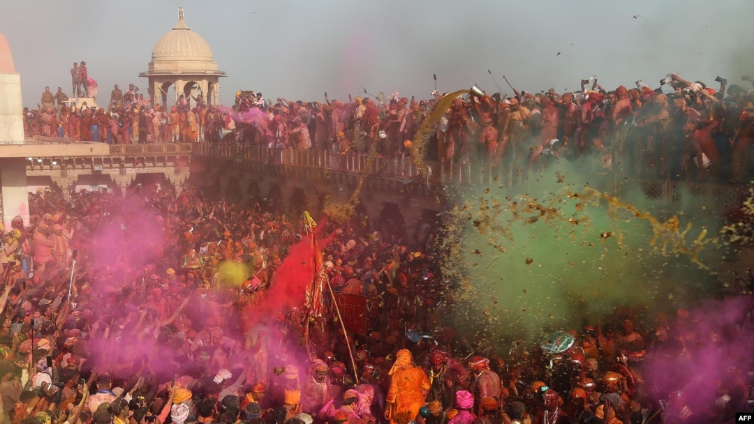 Warga India yang bersuka ria ambil bagian dalam perayaan Lathmar Holi, festival warna musim semi Hindu, di Nandgaon, negara bagian Uttar Pradesh.