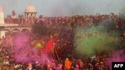 Warga India yang bersuka ria ambil bagian dalam perayaan Lathmar Holi, festival warna musim semi Hindu, di Nandgaon, negara bagian Uttar Pradesh.