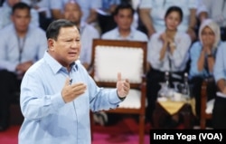 Calon presiden Prabowo Subianto menyampaikan visi dan misinya dalam Debat Pertama Capres 2024 yang diadakan oleh Komisi Pemilihan Umum RI (KPU RI) pada Selasa (12/12) di Jakarta. (VOA/Indra Yoga)