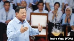 Calon presiden Prabowo Subianto menyampaikan visi dan misinya dalam Debat Pertama Capres 2024 yang diadakan oleh Komisi Pemilihan Umum RI (KPU RI) pada Selasa (12/12) di Jakarta. (VOA/Indra Yoga) 